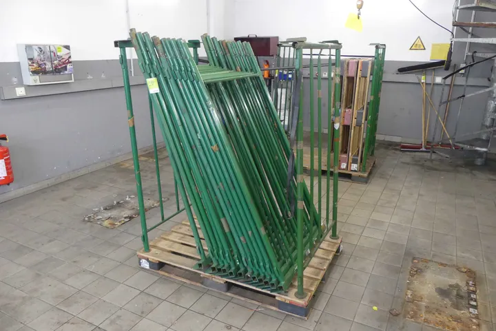 Palette mit Gerüstrahmen